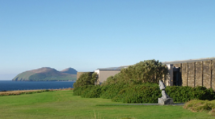 Ionad an Bhlascaoid Mhóir/The Blasket Centre, Dun Chaoin, Baile an Fheirtéaraigh, Trá Lí, Co. Chiarraí, (Ballyferriter, Tralee, Co. Kerry) 